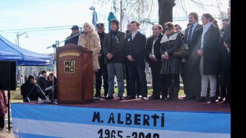 El escenario donde se montó el acto oficial por el nacimiento del Alberti..