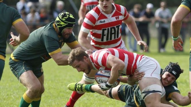 ALBIRROJO. Santiago Montagner marcó uno de los tries de la remontada..