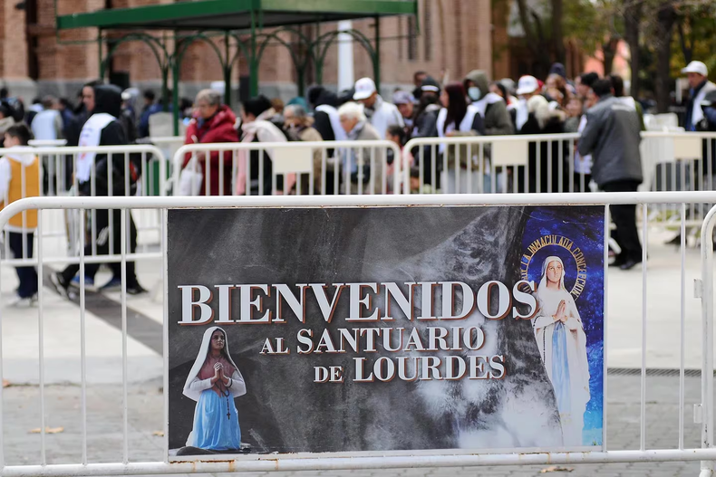 Una multitud en la entrada del Santuario. (Infobae)..png
