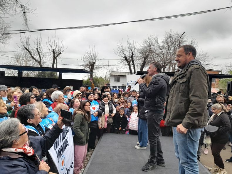 VOTO A VOTO. Achával se puso al hombro la campaña de Fuerza Patria.
