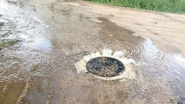 “Los vecinos del Barrio La Esmeralda están en esta situación y nadie responde. Acá se necesita con URGENCIA, un Estado presente. Lo demás es sarasa. Dorso de la mano con el dedo índice señalando hacia abajo @aysa @MunicipioPilar”. Analia Leguizamon (@ACLeguizamon).