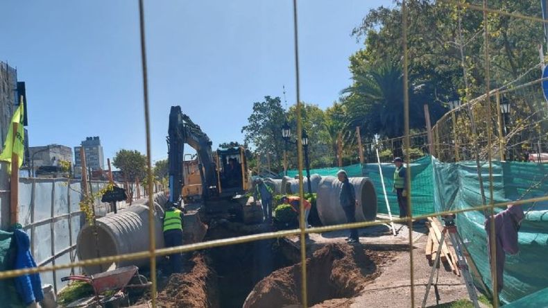 DOBLE ANILLO. Los caños ya se colocan en San Martín. Darán dos vueltas bajo el perímetro de la plaza del centro..