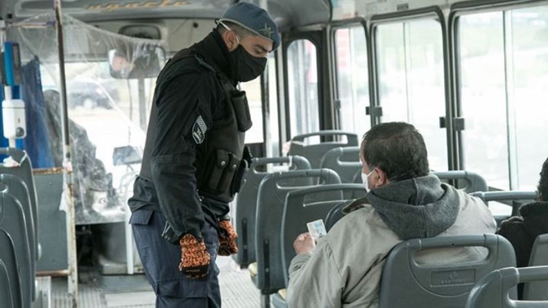 CONTROLES. Se profundizaron el fin de semana en el transporte público..