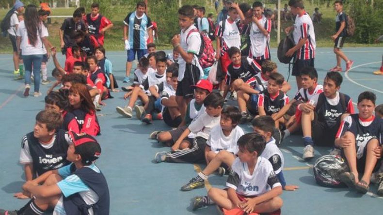 PRESENTACIÓN. Más de 300 chicos participaron de la primera jornada deportiva..