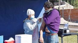 VACUNA. En los operativos barriales se lleva la campaña antigripal..