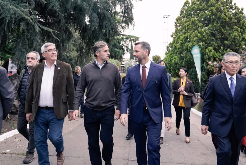 VISITA. Federico Achával junto a Ariel Sjarchuck durante la ceremonia.