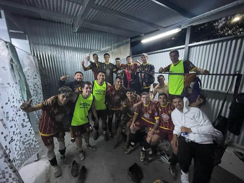 FESTEJO. Los jugadores de Monterrey felices tras el punto ante el actual campeón.