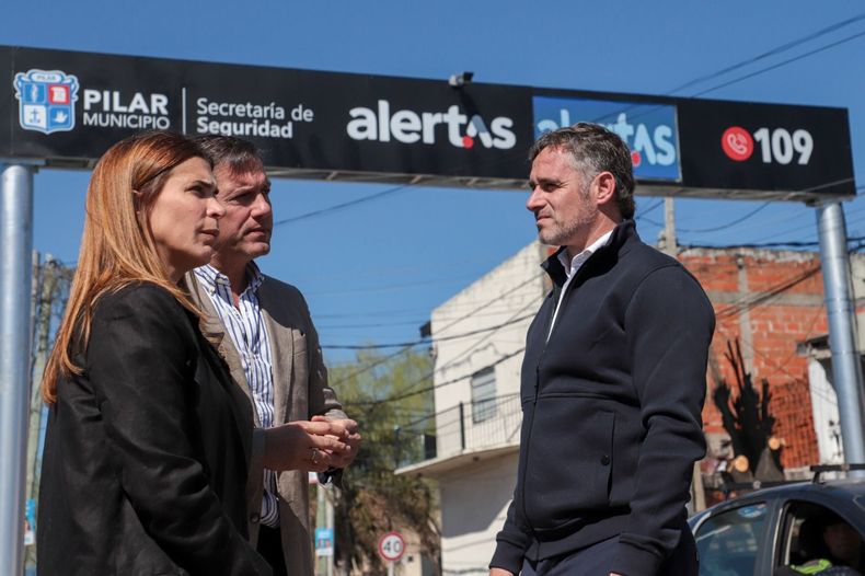 LECTOR DE PATENTE. Soledad Peralta, Federico Kruse y Federico Achával, en el pórtico de Guido y Panamericana.
