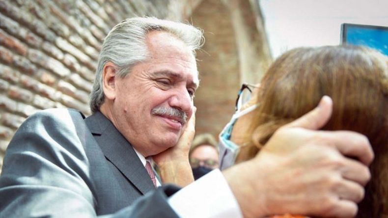 CON JUBILADOS. El Presidente, ayer, antes de hacer el anuncio. .