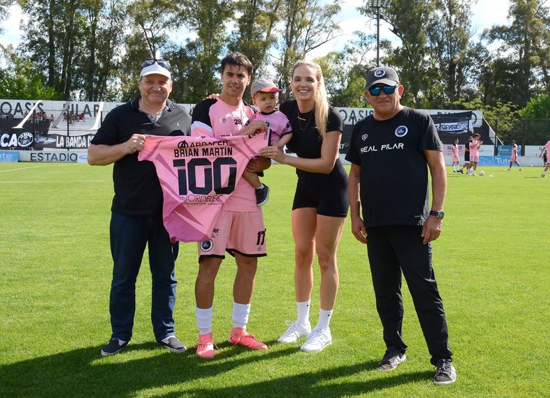 CENTENARIO. Brian Martin recibió un reconocimiento por sus 100 partidos en Real Pilar (este sábado llegó a los 102). Se convirtió en el 8º jugador con más presencia en la historia del Monarca, donde lleva convertidos 8 goles. &nbsp;