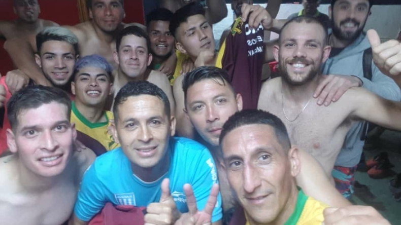 FELICIDAD. Los jugadores de Monterrey festejan en el vestuario el 2-0 ante Hacoaj..
