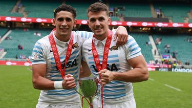 Tobías Wade (10) junto a Vera Feld (2) con la copa en Londres.