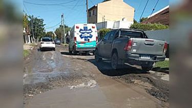Calle Moreno, entre Alsina y 11 de Septiembre, así está. No son pozos, son cráteres! Una vergüenza y después se gastan fortuna en una plaza y las calles de Pilar dan asco. Franco Bringas..