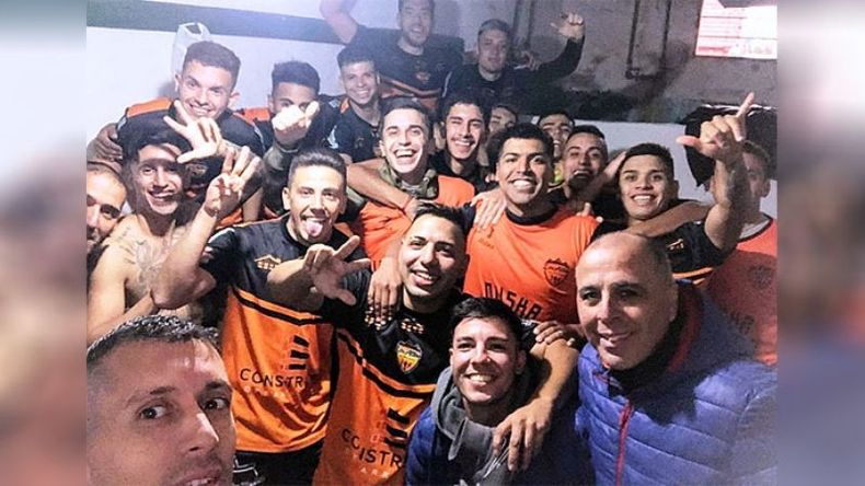 Los Altos ganó en la Villa Verde y festeja en el vestuario seguir siendo líder del Apertura..