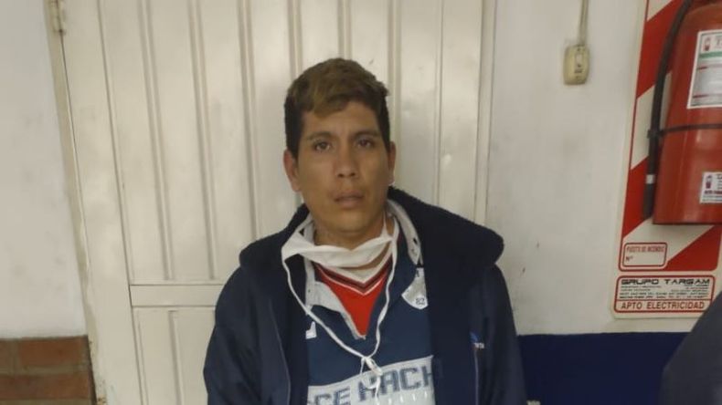 Roberto Escobar es el detenio (foto Mauro Szeta)..