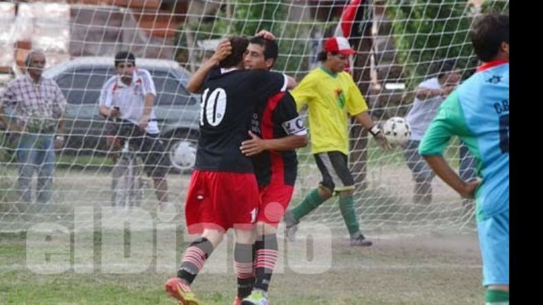 Núñez y Riquelme festejan el primer gol del 10 en el 3-0 contra Boliviana..