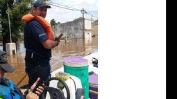 UNA MANO. Bomberos de Pilar, colaboraron en Concordia..
