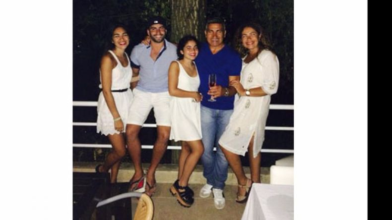 Brindis. El exfutbolista Alberto “Beto” Acosta celebró el fin de año con amigos y familia en su casa de Pilar. Las chicas fueron de blanco, como marca la tradición..