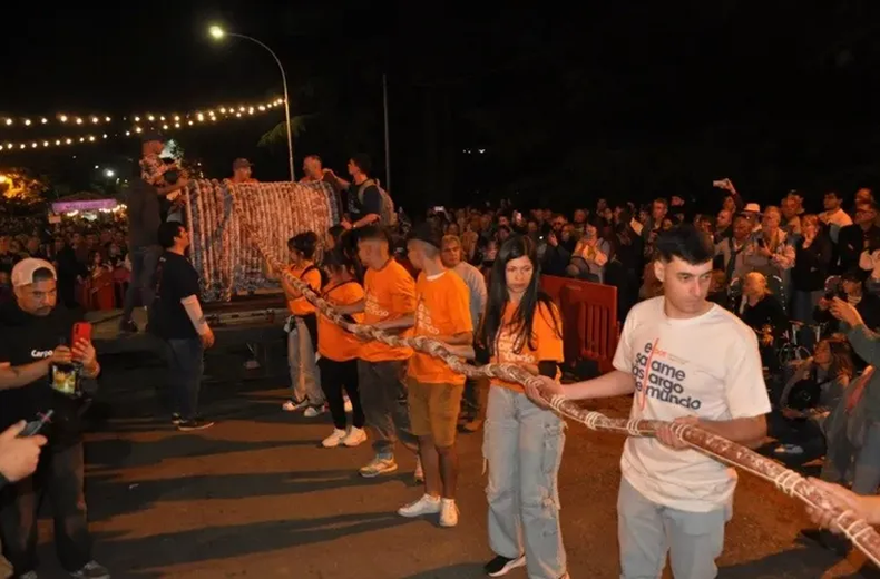 La presentación del salame fue un verdadero espectáculo. (Diario de Tandil).