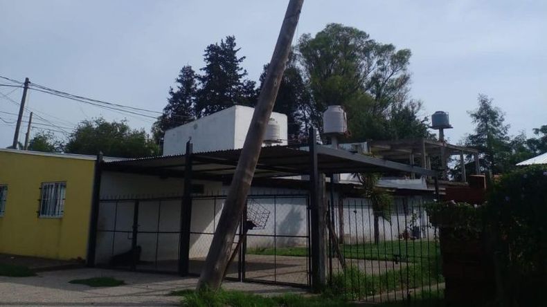 El Pilar, la tormenta dejó gran cantidad de postes dañados o caídos..