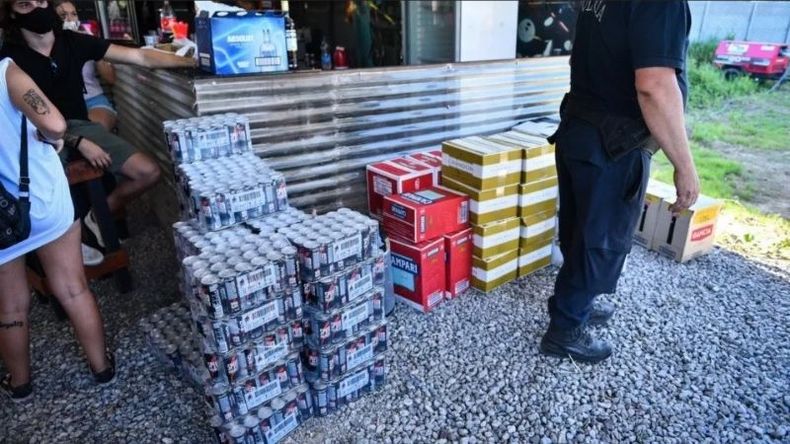 Además de drogas había una gran cantidad de bebidas alcohólicas (fotos: Municipio de Escobar)..