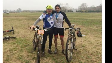 FELIZ. Hernán Guaraz junto a Daniel Sforza, tras completar la carrera..