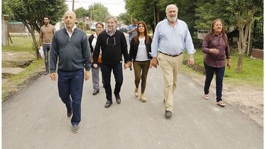 CAMINO. Ducoté recorrió nuevos asfaltos con vecinos..