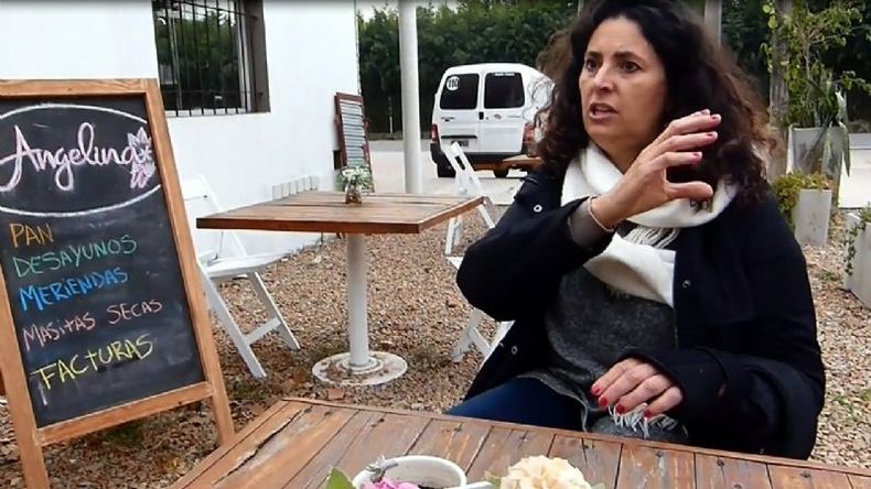 EMPRENDEDORA. María Díaz homenajea en su local a una de las fundadoras de la localidad. .