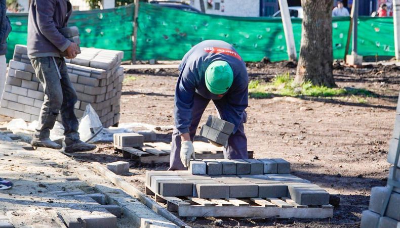 Avanzan los trabajos en la nueva plaza de Solares del Norte, en Lagomarsino.&nbsp;