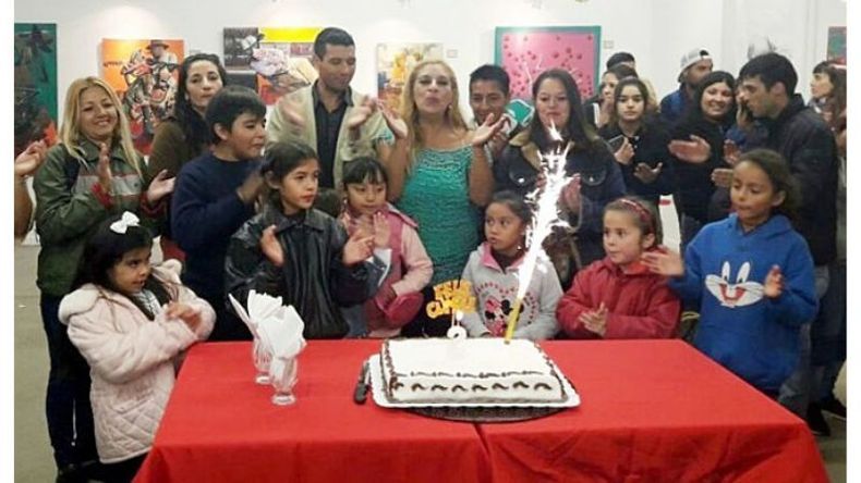 VELITAS. La familia de la Casa de la Cultura, con la torta..