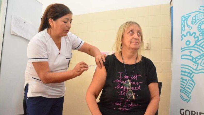 POR GRUPOS. Los mayores de 65 años serán los primeros en recibir las vacunas.