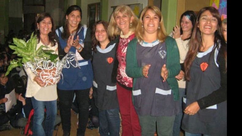 CHAU, TINY. Luego de nada menos que 30 años en la entidad, días atrás la docente Zulma Martínez (izq.) finalizó su etapa en el Instituto Verbo Divino, para dedicarse de lleno a su labor directiva en Colegio Solar. Tiny recibió innumerables muestras de cariño en su despedida..