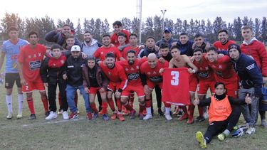 CLASIFICADO. Los jugadores de Atlético Pilar festejan el pase a la final por un ascenso a la División A.