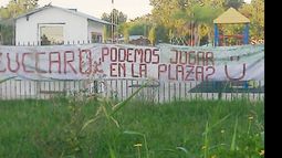 El pasacalle que los vecinos colgaron en señal de protesta..