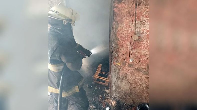 REPRESALIA. Los bomberos de Derqui debieron apagar el incendio de la vivienda..