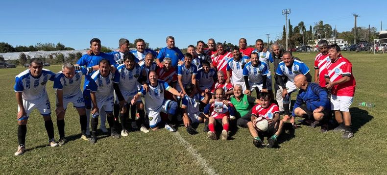 AMISTAD. Los jugadores de Defensores posaron junto al campeón Group CATA.