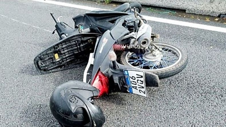 MOTO. El rodado en el que iba la víctima; no llevaba el casco colocado..