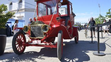 Autos clásicos en la plaza 12 de Octubre de Pilar.