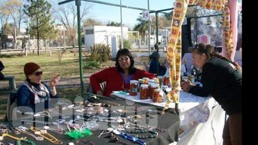 Las mujeres emprendedores se reúnen en la plaza de Del Viso para ofrecer sus productos..