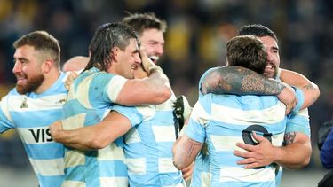 Pablo Matera y los abrazos tras el histórico triunfo de Los Pumas en Nueva Zelanda.
