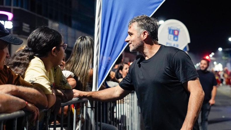 FIESTA POPULAR. El intendente Federico Achával acompañó la primera noche de Precarnaval.