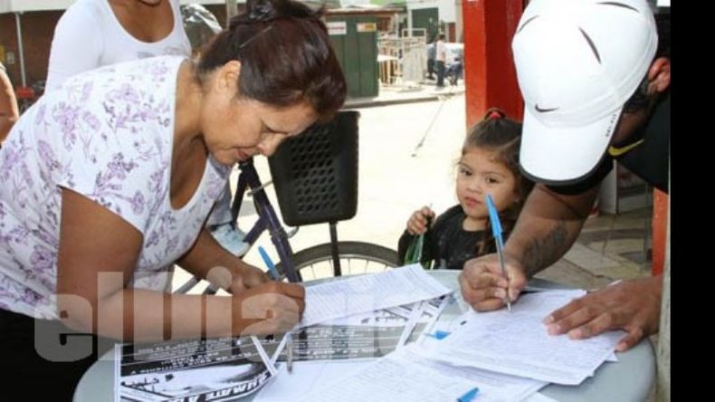 Vecinos firmando el petitorio. La campaña sigue en marcha..