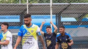 GOLAZO. Masdeu festeja el 1-0 parcial con Medieta, Mercuri lo padece.