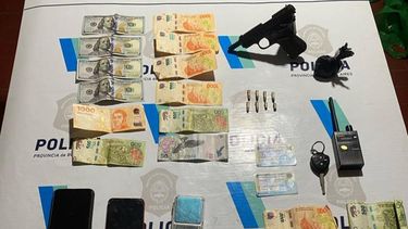DROGAS, TELÉFONOS Y UN ARMA. Parte de los elementos incautados por la policía.
