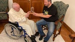 Alejandro Marmo y un nuevo encuentro con el Papa en Roma, al que le llevó una mini escultura de Don José de San Martín Francisco y San Martin. El padre de la patria cruzó los Andes y el padre de la cultura del encuentro cruzó el Atlántico, expresó el artista pilarense..