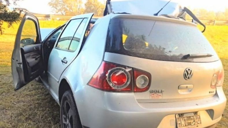 El automovilista impactó por detrás a un camión y resultó herido. Foto @juancaimpacto.