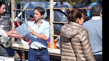 TRABAJO. Neuspiller ayudó a evacuados mientras espera retomar la campaña..