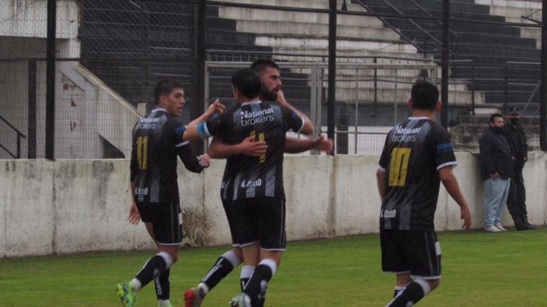 TRIPLETE. Los abrazos son para Arricau después de poner el 1 a 1. Después convertiría dos más. Foto: Prensa Real Pilar. .