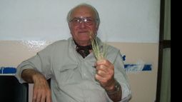 Para muestra, un yuyo. Saric llevó al Concejo Deliberante pasto de humedales..