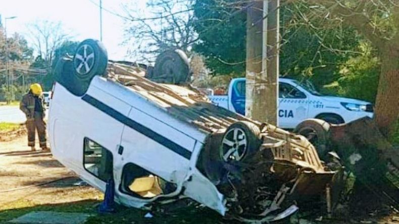 El vehículo terminó impactando contra una columna de alumbrado público. Foto @juancaimpacto.